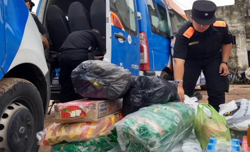 La Policía provincial entregó ayuda a inundados del norte santafesino