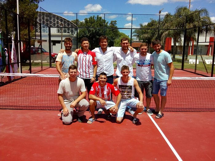 Sportivo inauguró una cancha de blindex para padel