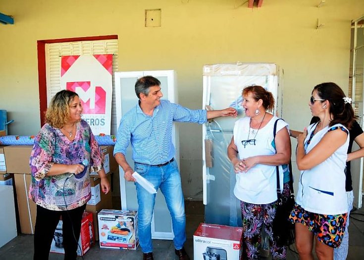 Entregaron electrodomésticos a escuelas de Morteros