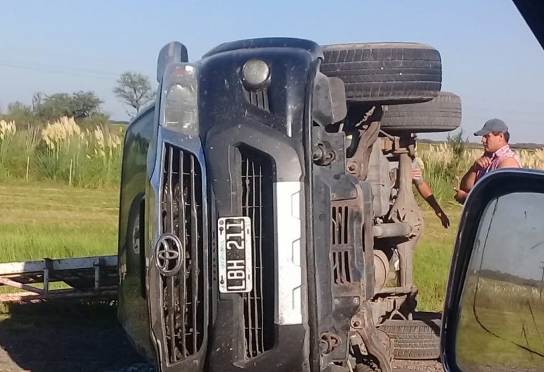 Volcó una camioneta en la 34 y hubo daños materiales