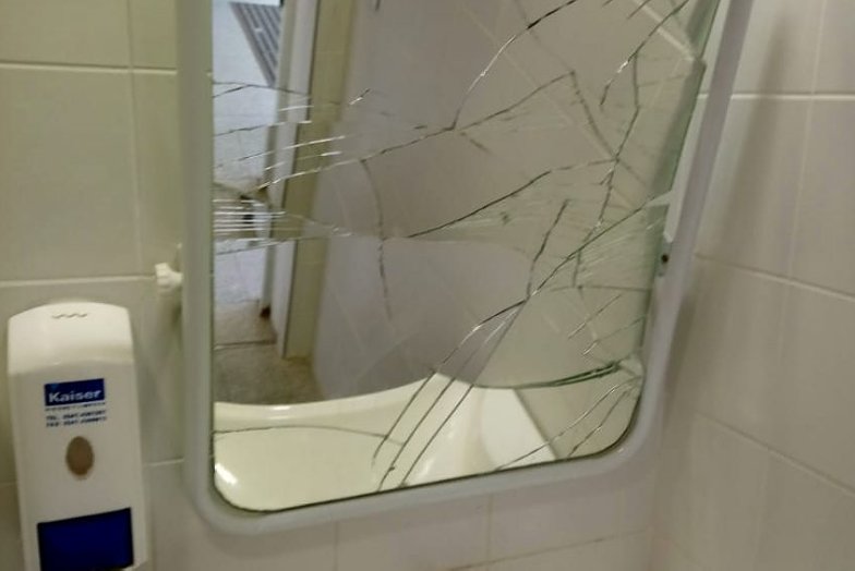 Un hombre destrozó los baños del Hospital de Ceres