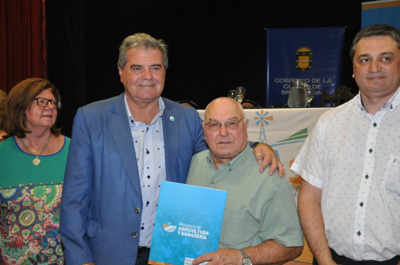 Brinkmann: El Ministro Busso entregó aportes a productores agropecuarios