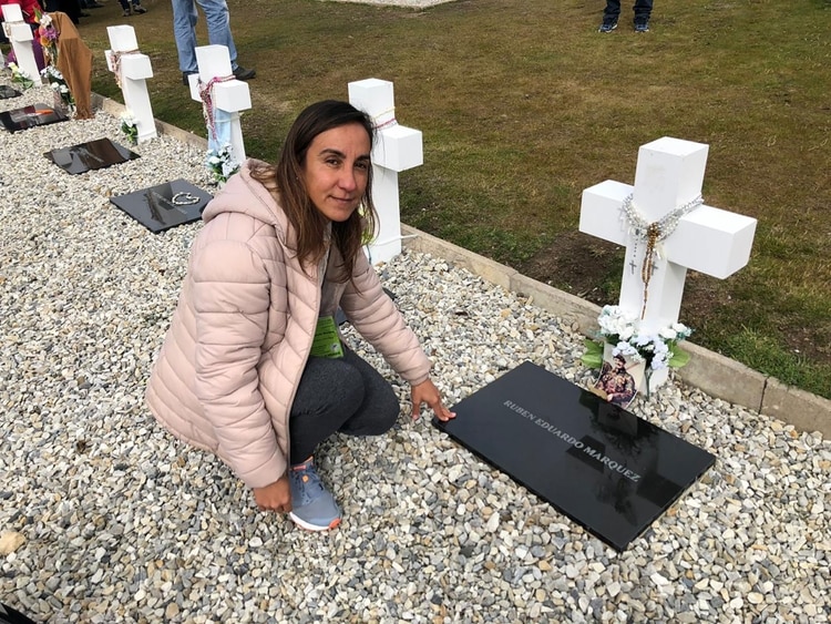 Los restos del Tte. Márquez descansan junto a los de su madre en Malvinas