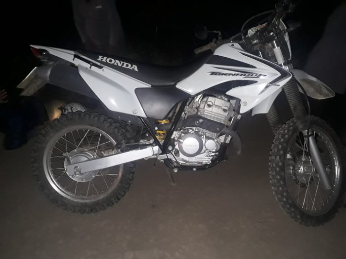 Monte Oscuridad: Pareja lesionada al chocar una vaca 