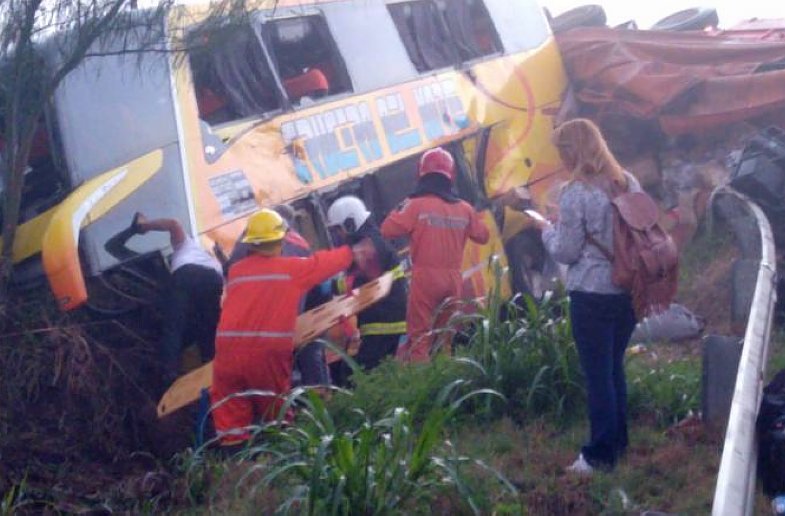 La Francia: Un muerto en el accidente entre un colectivo y un camión