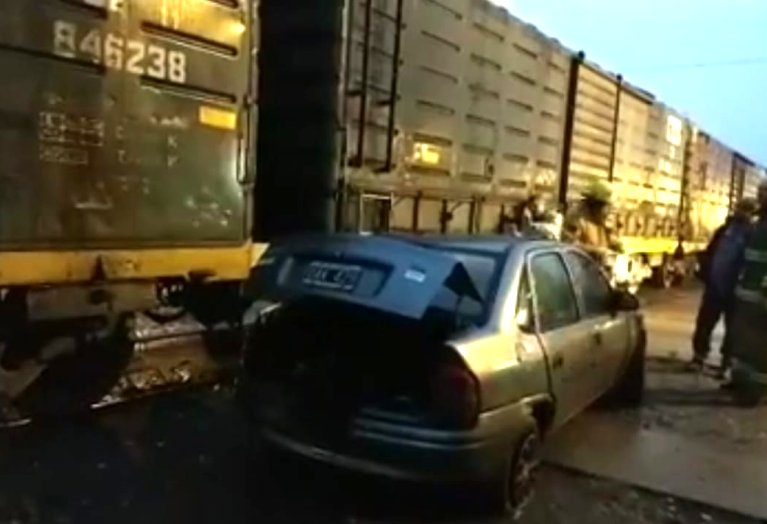 Tren embistió a un auto en un paso a nivel de Sunchales