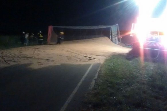 Hersilia: Un camión cargado con trigo volcó en la ruta 34