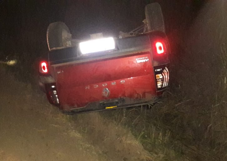 Volcó una camioneta en zona rural de Seeber