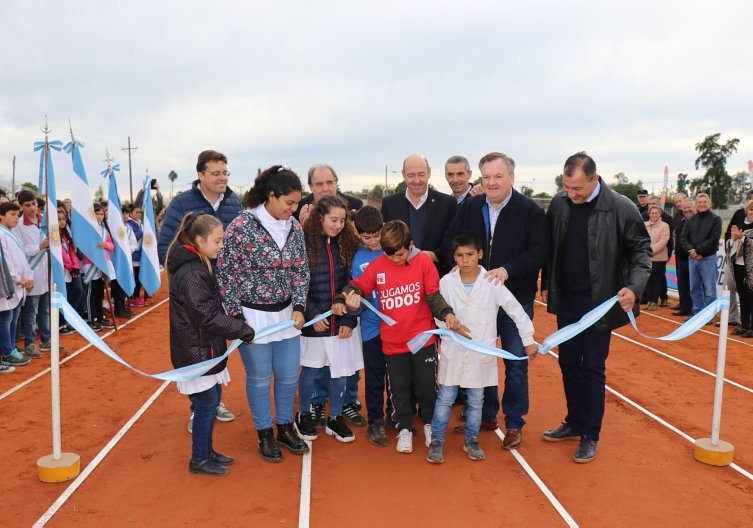 Inauguraron la pista de atletismo en San Cristóbal