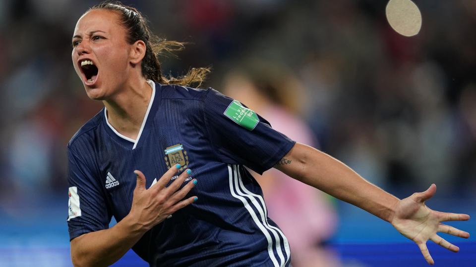 Dos goles de Flor Bonsegundo en el heroico empate de Argentina