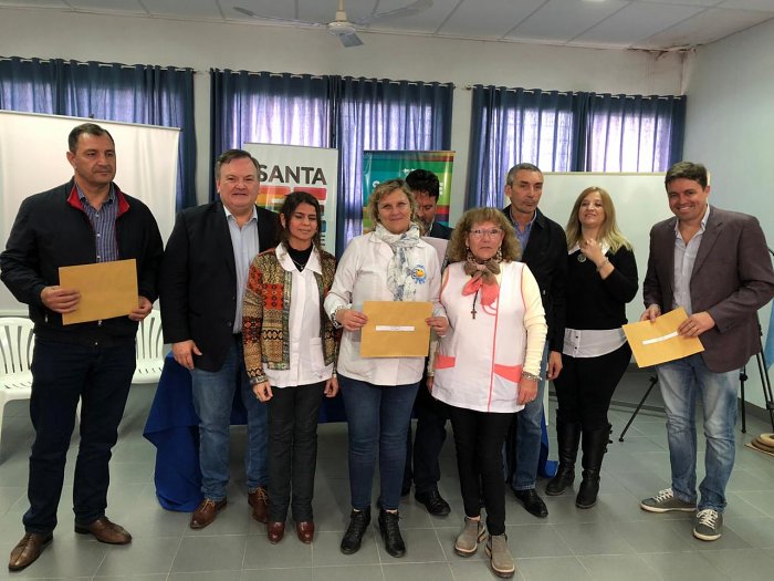 Entregaron fondos del FANI a escuelas de San Cristóbal y Arrufó