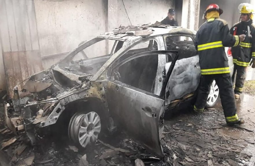 Morteros: Incendio destruyó por completo un auto