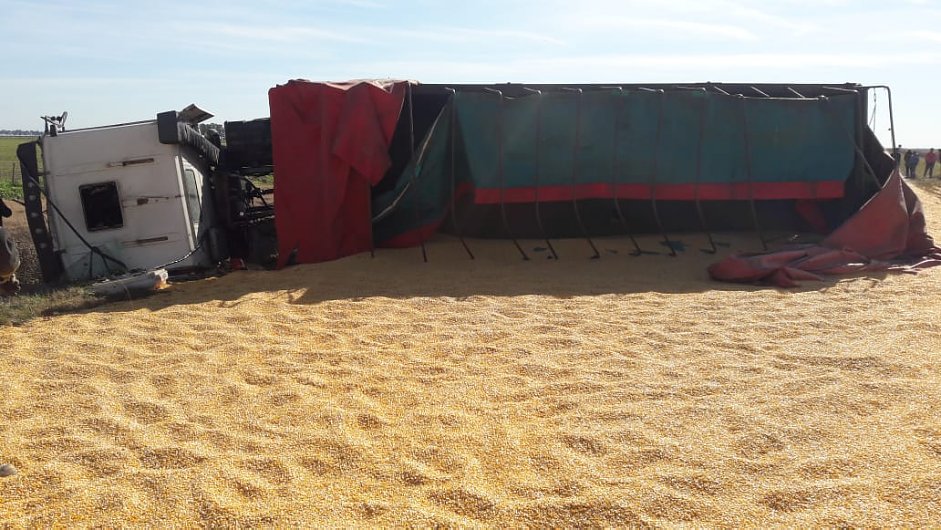 Las Varillas: Un camionero herido al volcar en ruta 3