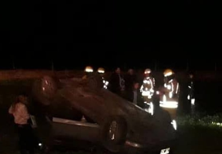 Volcaron al esquivar a dos motociclistas que circulaban sin luces