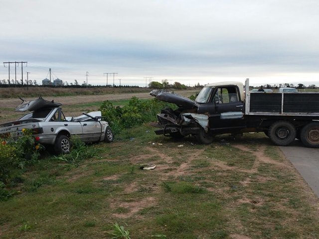 A una camioneta se le cortó la dirección y chocó con un auto