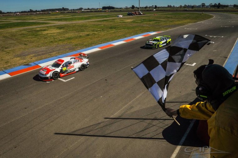 Tomy Brezzo logró su primer triunfo en la Top Race Series