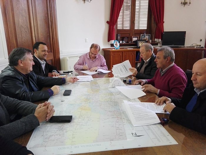 Firmaron convenio para pavimentar calles en tres localidades del departamento