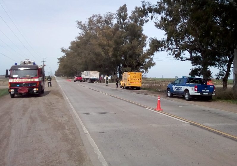 Chocaron dos camiones en el acceso a Col. Valtelina