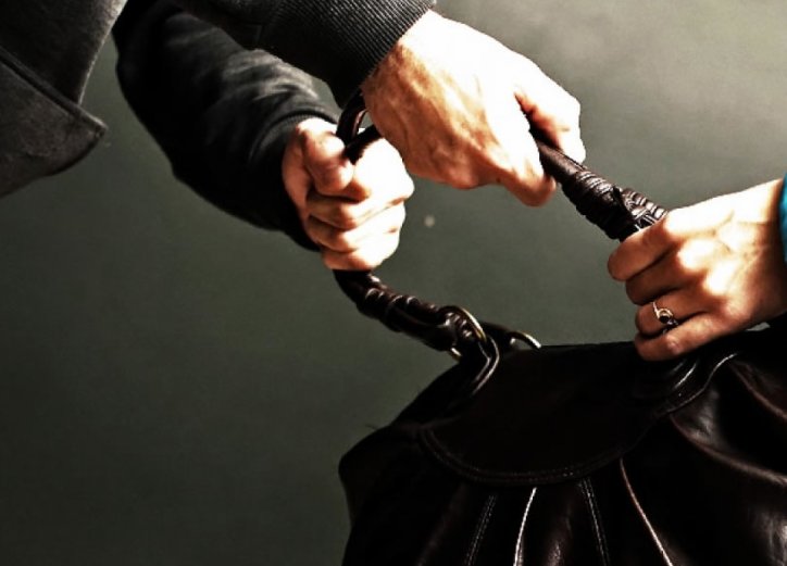 Morteros: Dos menores arrebataron una cartera a una mujer
