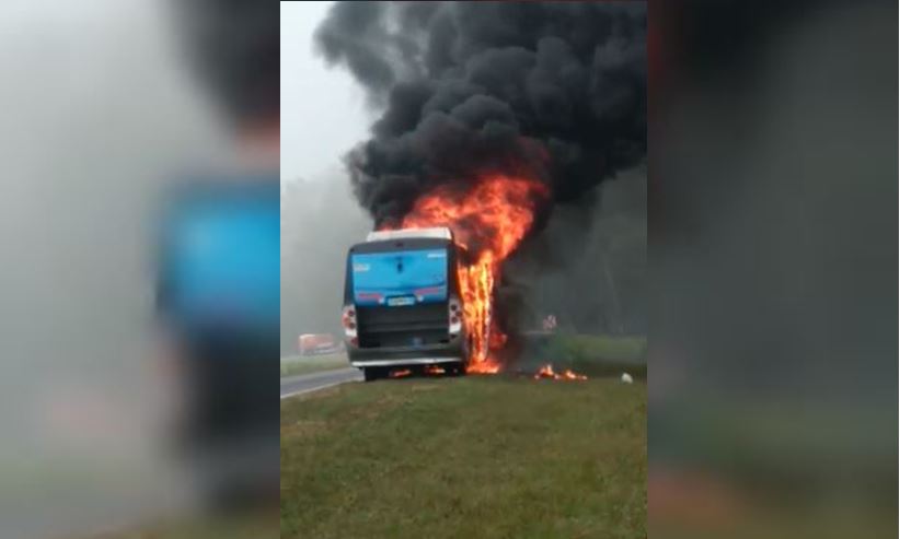 Se incendió un minibús que transportaba chicos en ruta 34