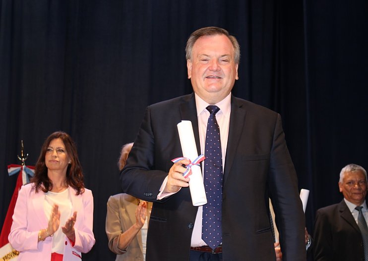 Michlig recibió el diploma para comenzar un nuevo período en el Senado