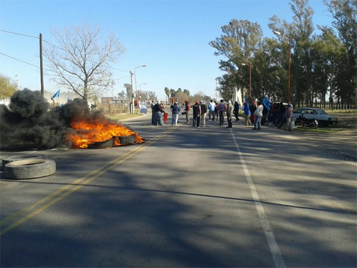 Municipales de Santiago Temple cortan la ruta 19 por falta de cobro de salarios