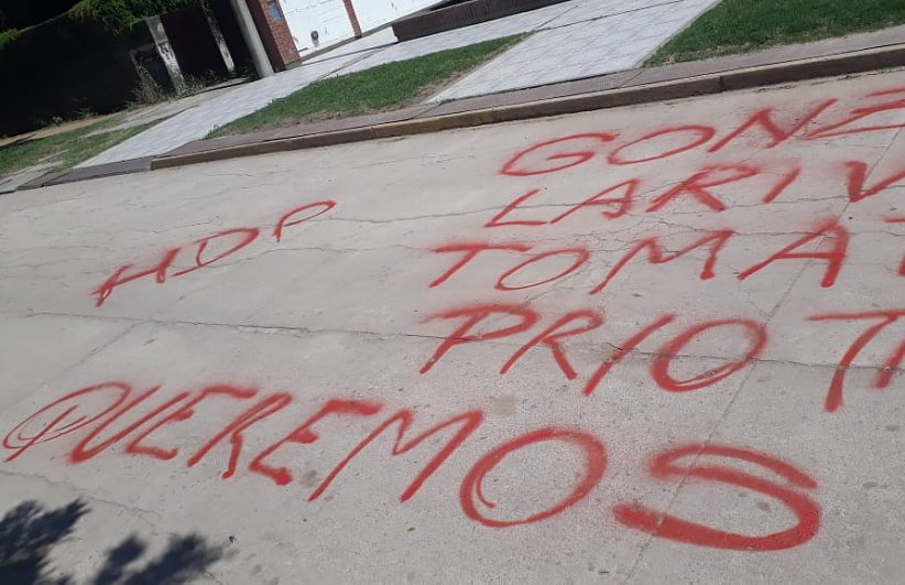 Grupo de danmificados se manifestó frente a la Mutual Asoc. Chipión