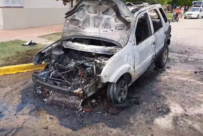 Se incendió el auto del cura párroco de Balnearia