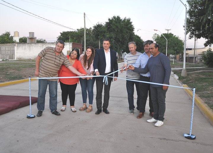 Inauguraron pavimento en Bo. Argentina 2000 de Brinkmann