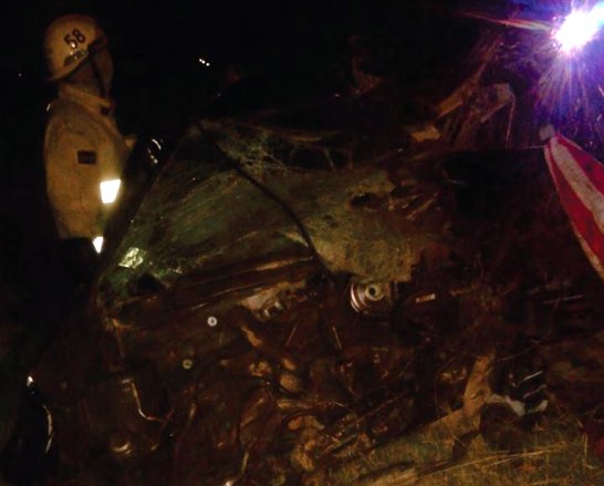 Las Palmeras: Un muerto y dos heridos al chocar un auto y un colectivo
