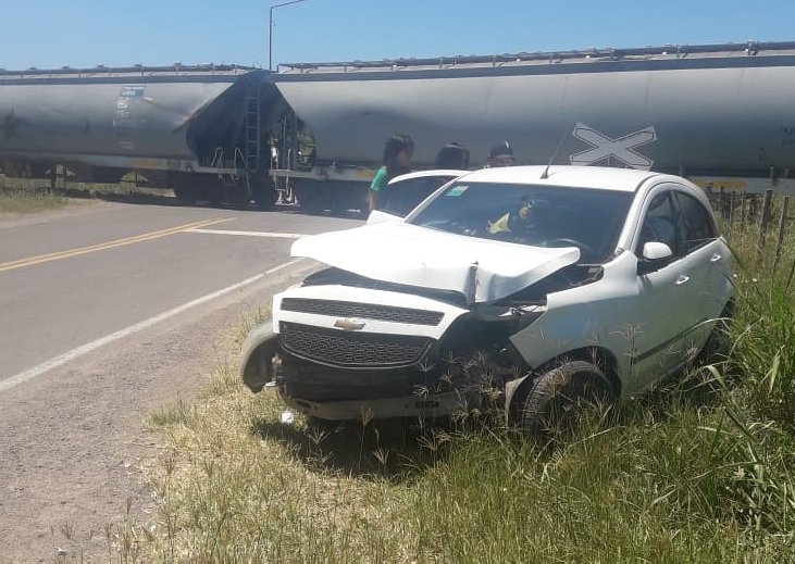 Un tren chocó a un auto en un paso a nivel en San Cristóbal