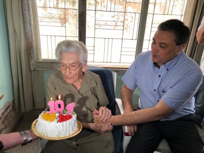 Tévez homenajeó a una abuela que cumplió 104 años