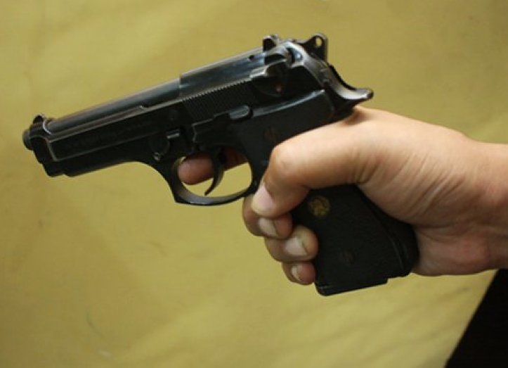 Joven detenido por amenazar con el arma de su padre policía