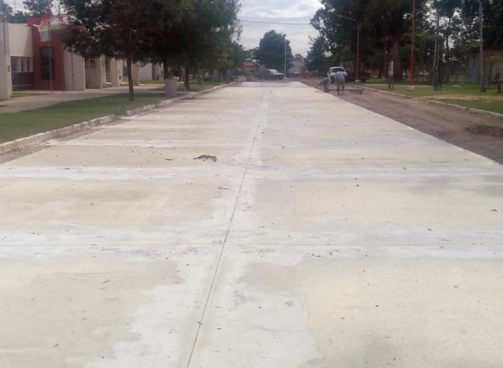 Pavimentaron la primera cuadra en la historia de Col. Bossi 