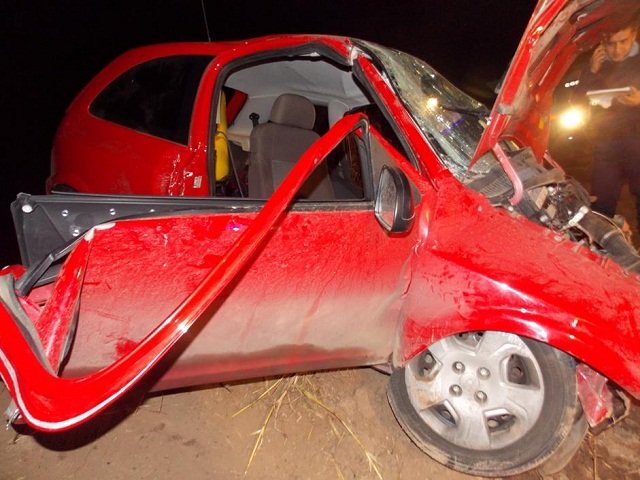 Dos jóvenes en grave estado luego de chocar con un montículo de tierra