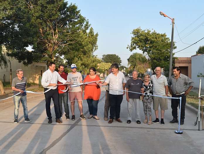 Tévez inauguró obras de pavimento en Brinkmann