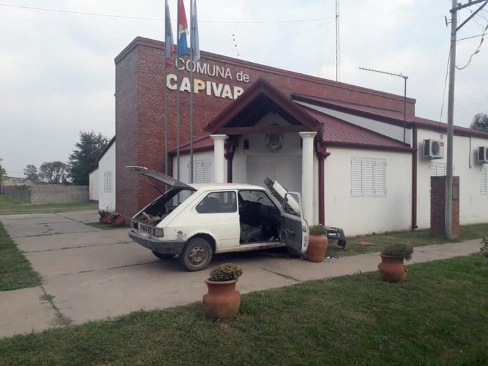 Automovilista chocó el edificio comunal de Capivara