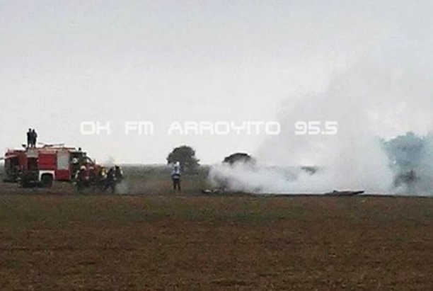 Murieron dos pilotos al caer con un avión militar en la zona de Arroyito