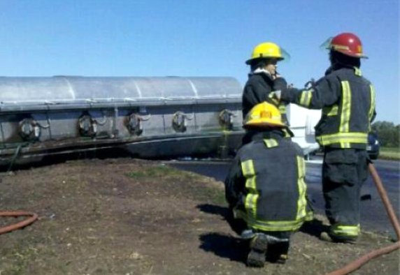 Las Avispas: Volcó un camión cisterna cargado de combustible