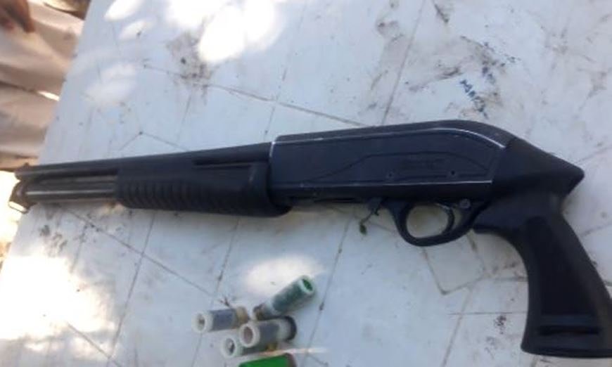 Delincuentes muestran el arma robada a policías de Sunchales
