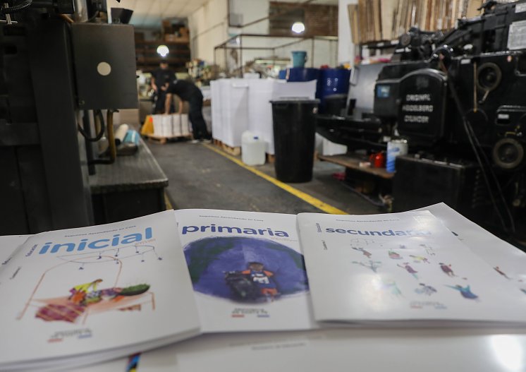 Distribuyen los cuadernillos educativos en toda la provincia