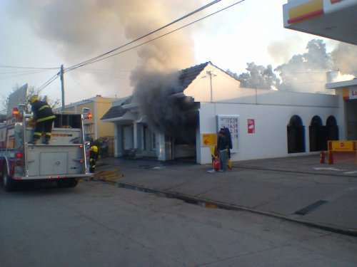 Incendio destruyó una vivienda en pleno centro de Suardi