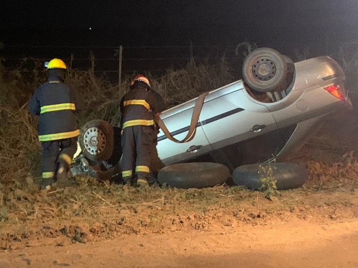Volcó un auto en zona rural de Brinkmann