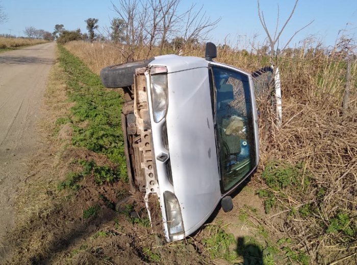 Accidente de auto y moto en zona rural de Brinkmann