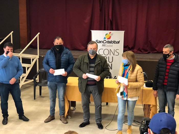 Michlig entregó aportes e inauguró iluminación led en San Cristóbal y Ceres