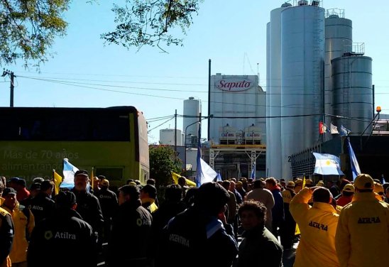Crisis lechera: Los productores bloquearían la salida de productos terminados