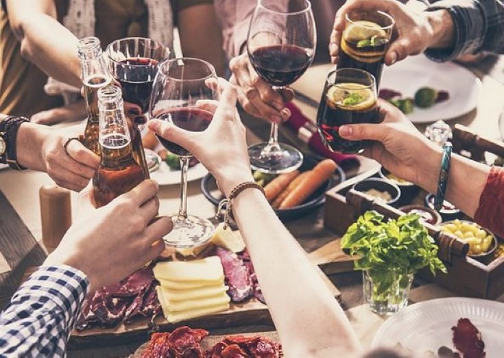Desde este lunes se prohíben las reuniones sociales en todo el país