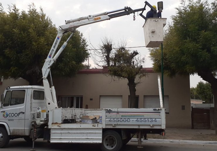 Seeber: Realizan recambio de luminarias del alumbrado público