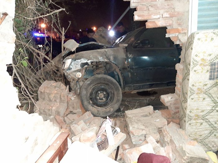 San Cristóbal: Automovilista chocó una casa y hubo dos heridos