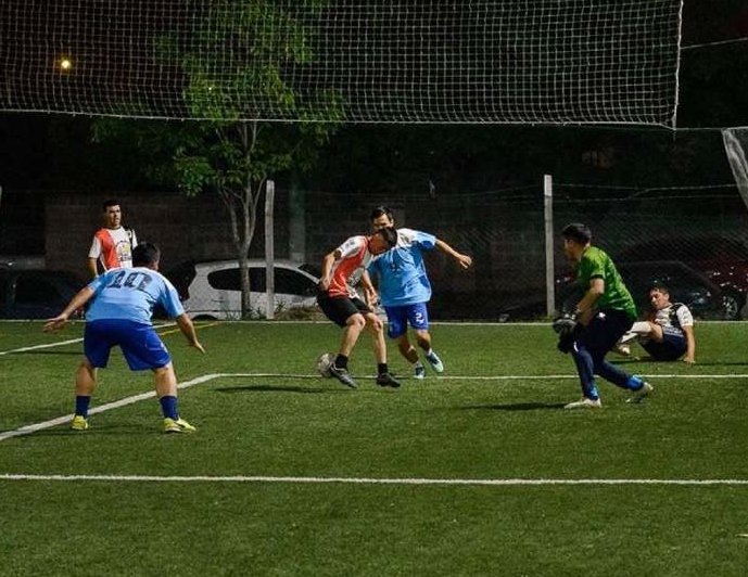 La Policía cerró las canchas de fúbol 5 en San Guillermo